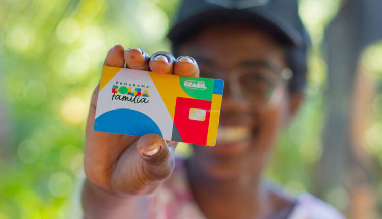 Mais de 300 MIL beneficiários precisam fazer isso para não perder o Bolsa Família em junho