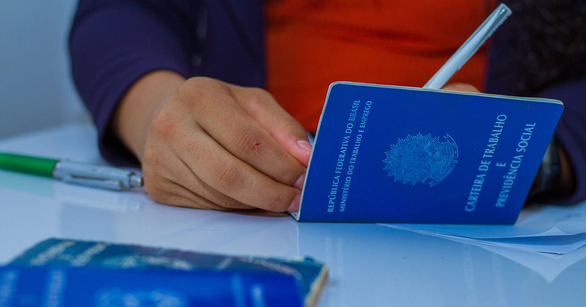 Mulher é demitida por causa de conversa no WhatsApp; entenda