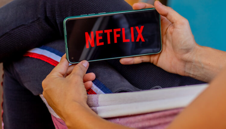 Netflix começa a cobrar taxa extra para compartilhar senha; veja como fugir dela
