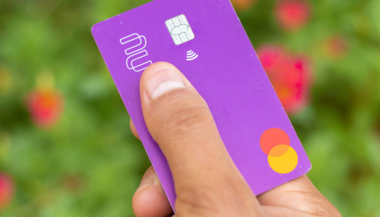 Nubank faz bloqueio de cartões; entenda o porquê