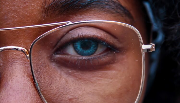 Óculos com inteligência artificial serão capazes de detectar mentira nas pessoas