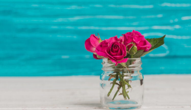 Receita de água de rosas caseira pronta em 20 minutos