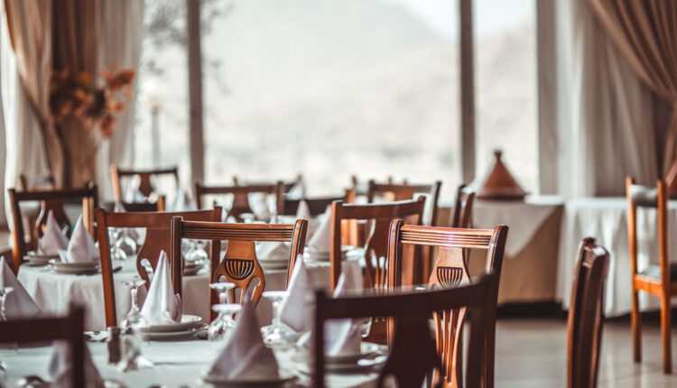 Restaurantes fazem estas 5 coisas para você GASTAR MAIS
