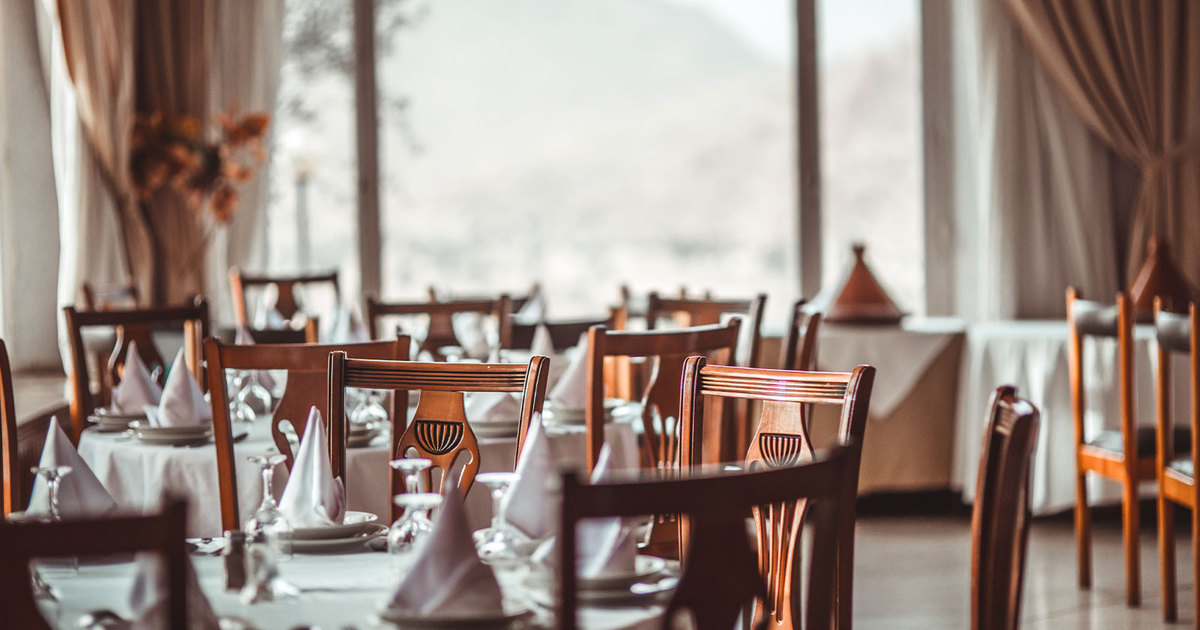 Restaurantes fazem estas 5 coisas para você GASTAR MAIS