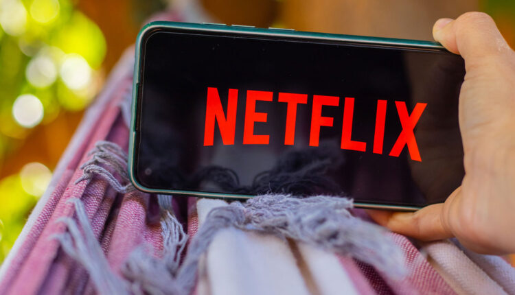 Sua fatura da Netflix vai aumentar? Assinantes se revoltam com taxa extra
