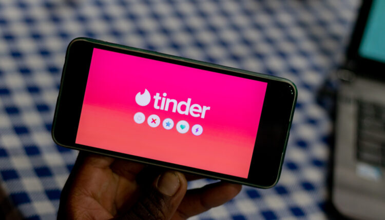 Tinder e outros aplicativos estão na mira dos políticos; entenda a proposta de REGULAMENTAÇÃO