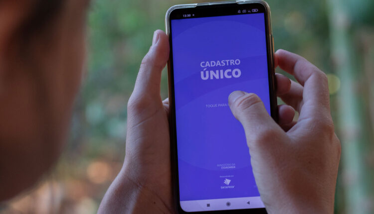 Celular e chip de graça pelo Cadastro Único do governo federal; como receber
