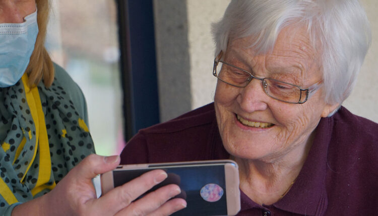Pesquisa mostra mais IDOSOS no WhatsApp e no Google Maps; eles precisam saber a VERDADE