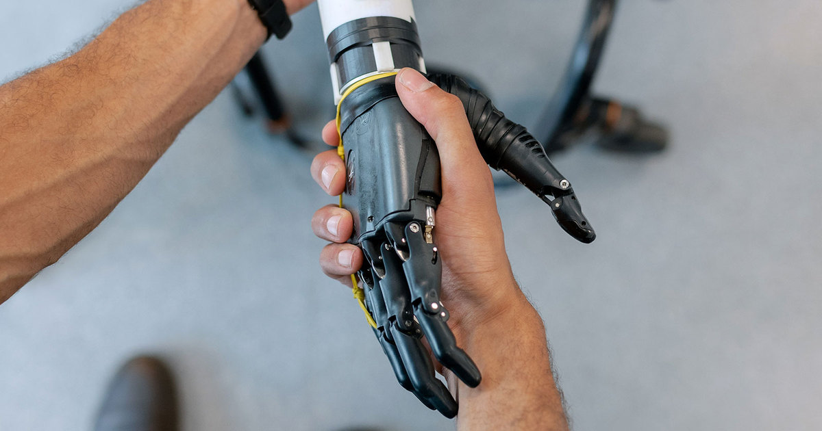 Homem luta com robô depois que o equipamento "bateu" em seu cachorro