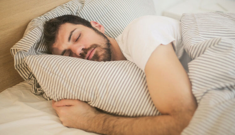 Como dormir à esquerda pode melhorar sua saúde? Impressionante!