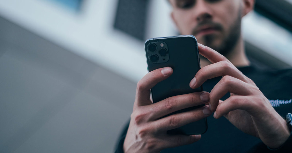 "SEM AS MÃOS": método para ligar e desligar o celular sem apertar nenhum botão