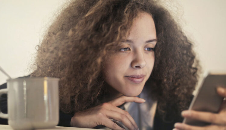 Empresa cria tecnologia para EVITAR problemas de visão no celular