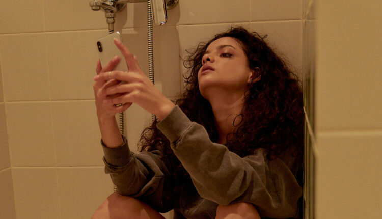 Você nunca imaginaria os 5 riscos chocantes de usar o celular no banheiro