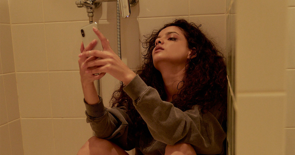 Você nunca imaginaria os 5 riscos chocantes de usar o celular no banheiro