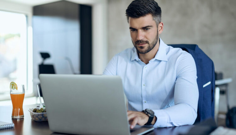Altos salários e 8 horas de trabalho por dia 6 profissões dos SONHOS
