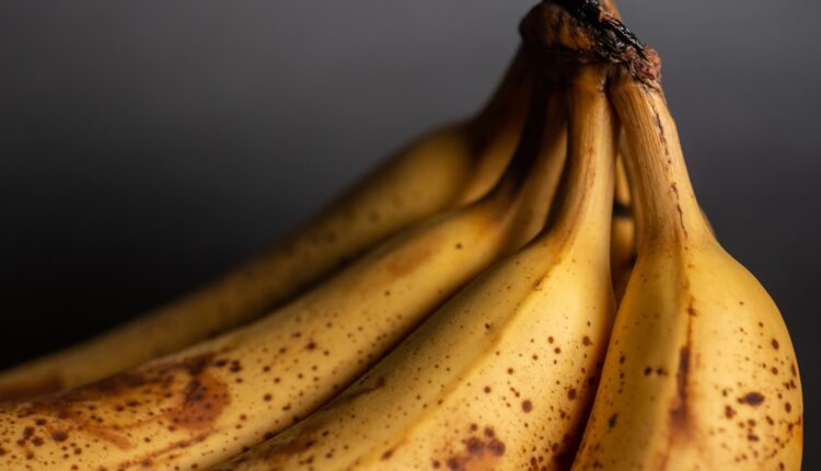 Aprenda a fazer as bananas da sua casa durarem BEM MAIS tempo sem estragar