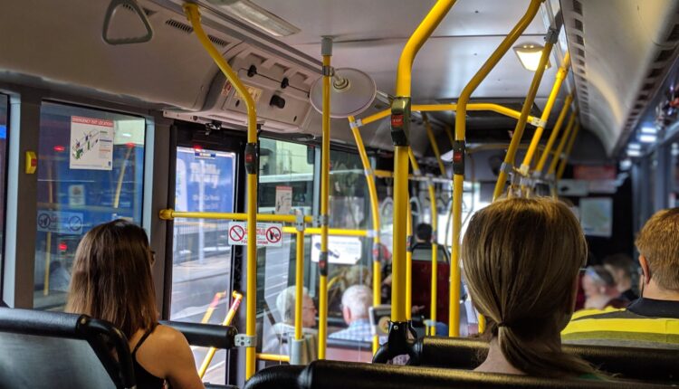 Brasileiros poderão andar de ônibus SEM PAGAR NADA; veja o passe livre de 2023
