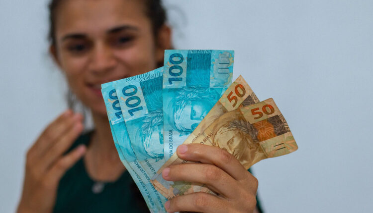 Quem pode sacar benefícios de mais de R$ 1.225,80 da Caixa nesta quarta-feira (26)?