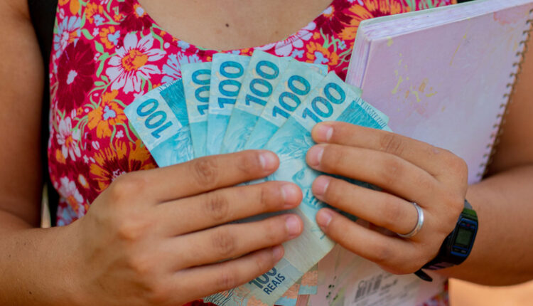 Governo garante quase R$ 700 para jovens estudantes