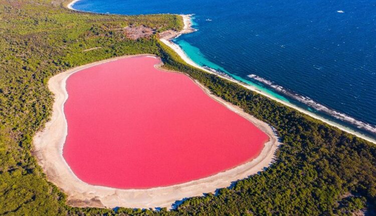 Longe demais criaram o lago da Barbie Por que ele tem água ROSA