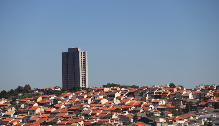 Prédio e casas