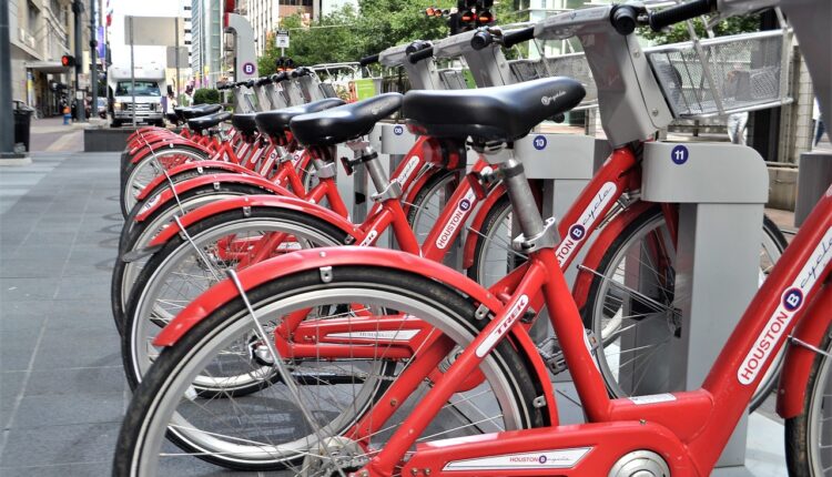 Por que entregadores do RJ estão brigando por bicicletas de aluguel