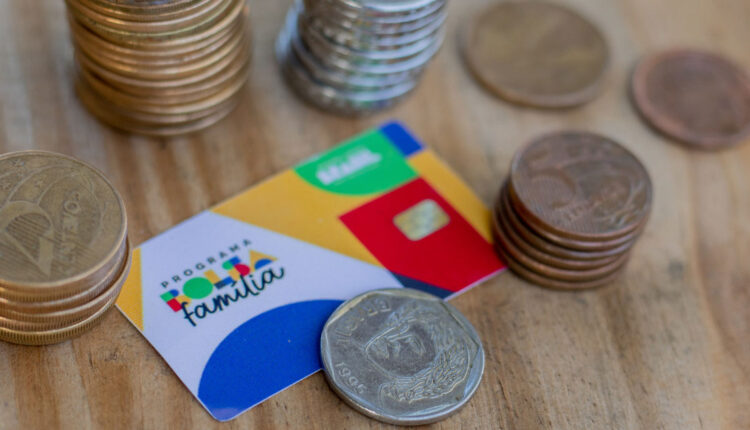 Quem RECEBERÁ o aumento de R$ 300 no Bolsa Família?