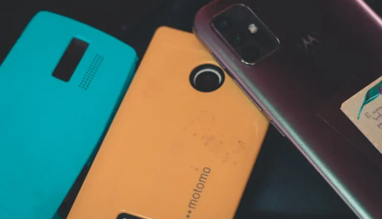 Bateria removível pode VOLTAR aos celulares; veja a tendência