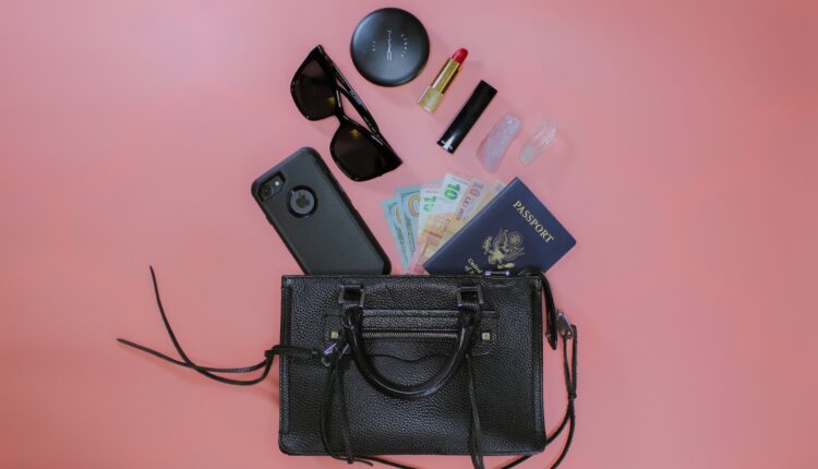 Superstição 4 objetos da bolsa que AFASTAM o dinheiro da sua vida