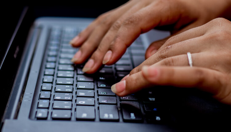Trabalhador demitido pode pedir o seguro-desemprego pela internet; saiba como