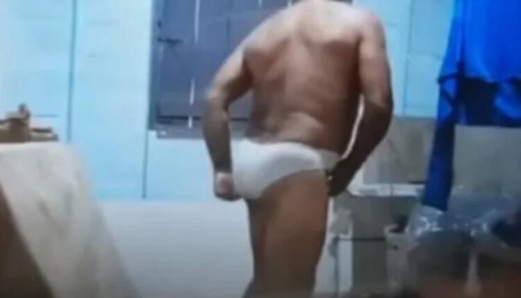 A Polícia Civil do Pará prendeu, na última semana, um homem que invadia casas na zona rural de Prainha, no interior do Pará, com o objetivo de cheirar calcinhas e vesti-las. Câmeras de segurança no local registraram as cenas inusitadas do homem com as peças íntimas. Saiba mais sobre o inusitado caso logo abaixo.