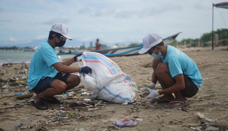 Em busca da FAMA, influenciadora engana seguidores e finge limpar praia de Bali; veja o que aconteceu