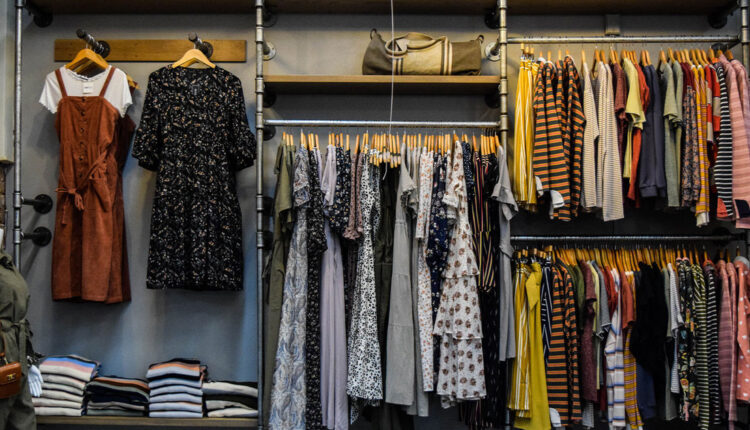 Receber e experimentar roupas de graça com a Shein e a Renner? Entenda