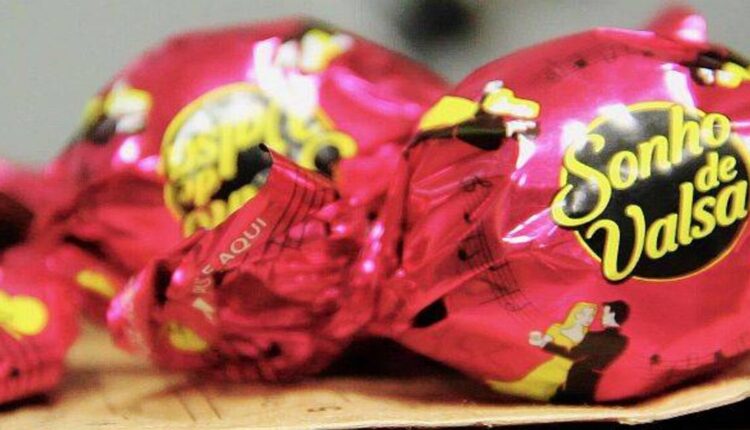 Se você é dos mais saudosistas e sente falta de antigas embalagens de doces ou refrigerantes, provavelmente também lembra da antiga 'cara' do bombom Sonho de Valsa. Após anos de tradição, a fabricante do chocolate alegou que a nova embalagem do doce seria para conservar o sabor e qualidade do bombom mais amado do Brasil, enquanto outros apostaram que tudo não se tratava de uma jogada de marketing. No entanto, o passado pode estar voltando à realidade e o motivo pode surpreender. Saiba mais abaixo.