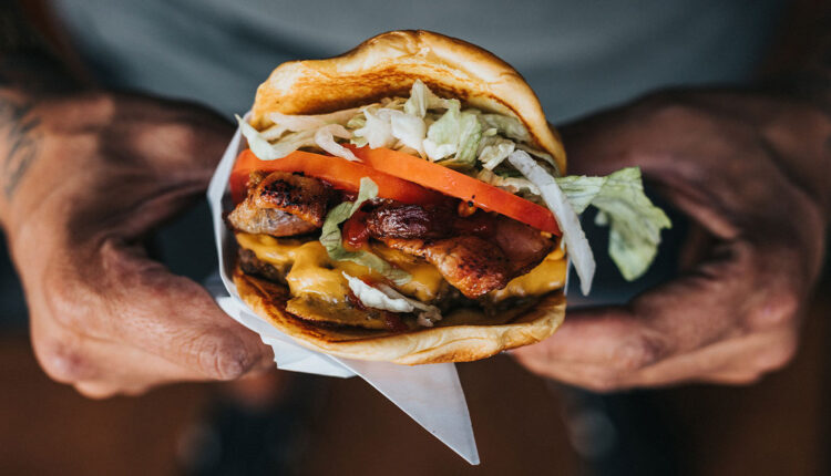 PODE COMEMORAR! Quem gosta de fast-food poderá acrescentar hambúrguer na dieta