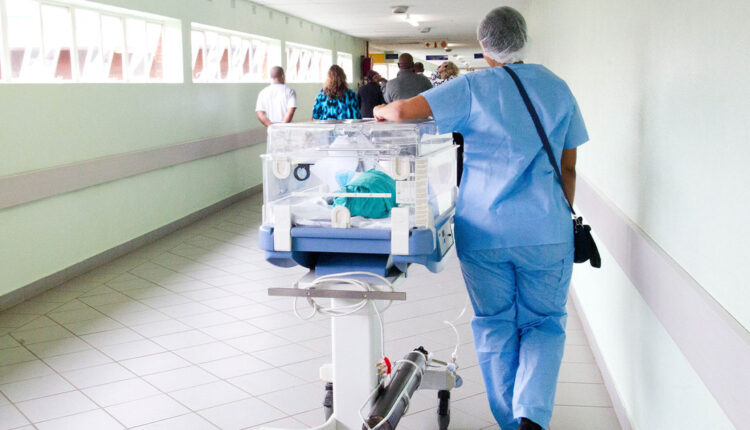 Por que uma criança de 10 anos foi para hospital depois de tomar água?