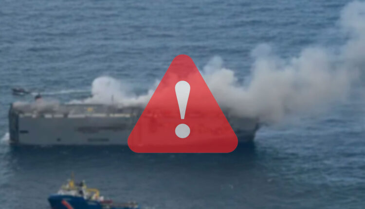 Navio com BMW, Mercedes e outros carros de luxo pega fogo no mar