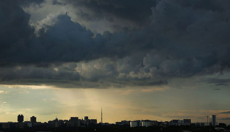 Alerta GERAL para ciclone e tempestades no Brasil; confira a previsão