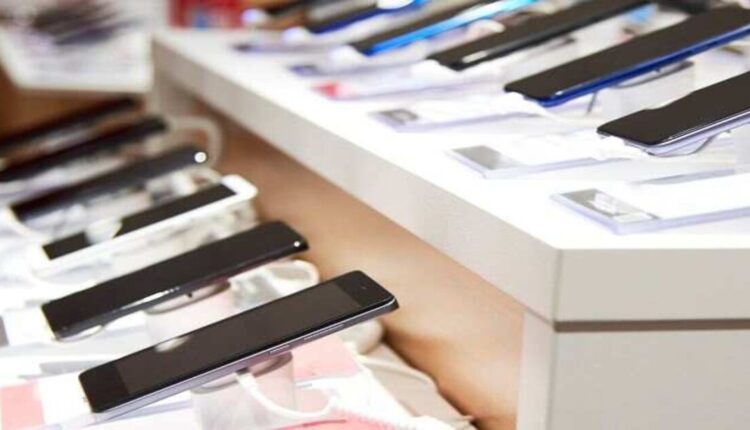Nos dias de hoje, é realmente difícil encontrar um celular considerado top de linha por preços de fato atrativos. No entanto, certas lojas ocasionalmente anunciam promoções inacreditáveis com smartphones que normalmente costumam ser muito caros, por preços que nem o consumidor mais otimista imaginaria. São os chamados celulares de vitrine. Saiba mais sobre suas características e se de fato vale a pena comprar.
