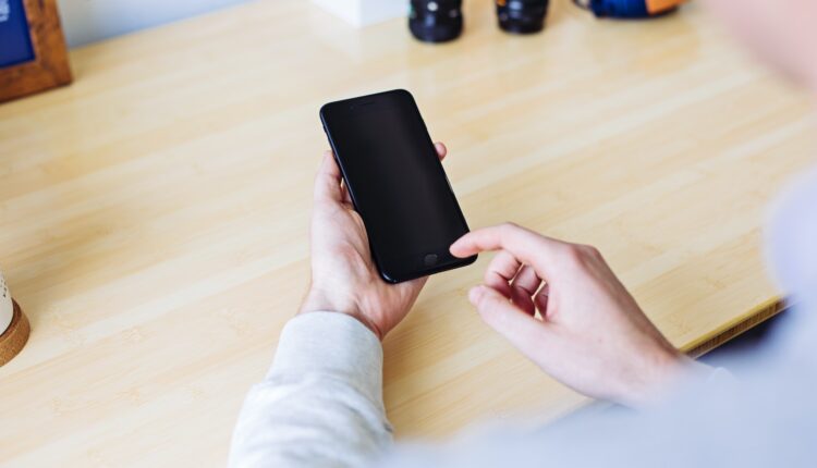 Este é o jeito certo de limpar os alto-falantes do seu celular