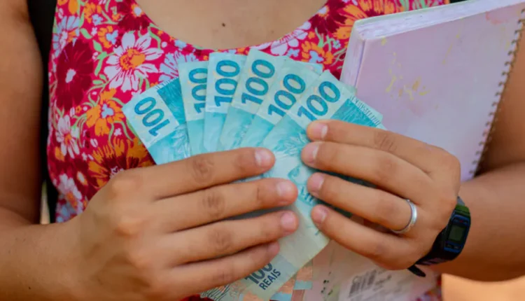 Alô, estudante! Tem Pix de R$ 350 a caminho; veja quem recebe