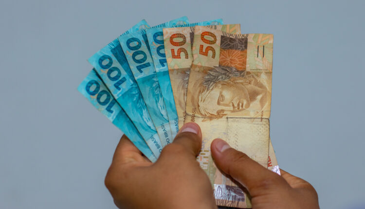 Mulher ganha na loteria, trai o marido e fica pobre; ELE recebeu os R$ 6 milhões