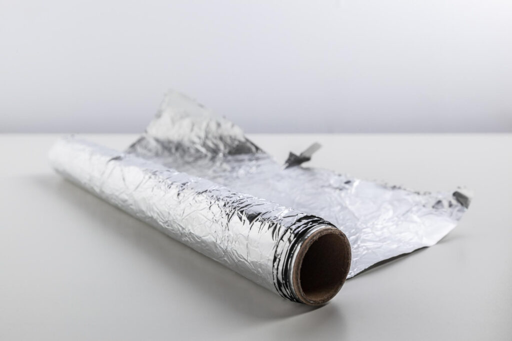 Saiba o que acontece se colocar papel alumínio em água quente e veja a mágica acontecer. | Imagem: FreePik
