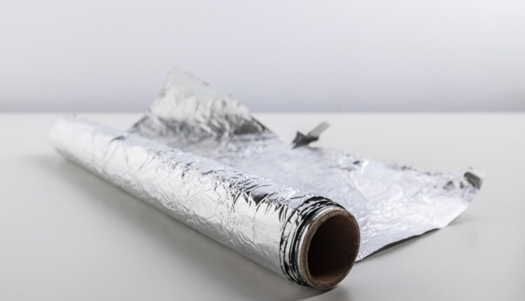 Ninguém te contou que dava para usar papel alumínio na limpeza; saiba como