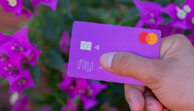 Novo cartão do Nubank só pode ser usado durante 24 horas; entenda a vantagem