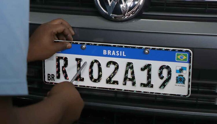 E o cenário se repete. Projeto de Lei em andamento no Senado sugere que placas dos veículos que circulam pelo país voltem a informar a cidade onde o automóvel foi registrada, alteração que já havia sido debatida algumas vezes. Alegações como falta de informações que garantam a segurança têm peso considerável para que o PL seja aprovado, apesar de ainda não haver previsão de quando sairá o 'veredicto'. Saiba mais detalhes sobre o que diz o projeto e o que pode mudar para o seu veículo.