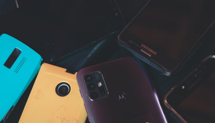 Por que deixar o celular nestes lugares é um ERRO FATAL