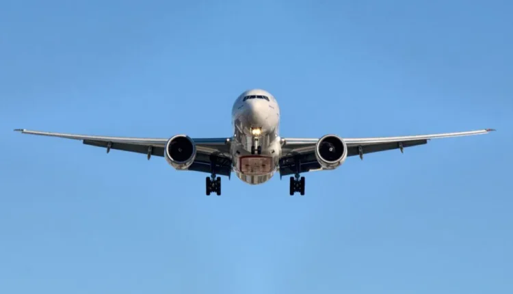 Quer trabalhar voando? Veja quanto ganha e como se tornar um comissário