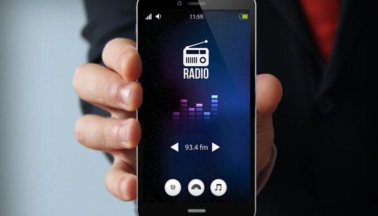 O rádio FM foi, por áureos tempos, a menina dos olhos de quem teve os primeiros celulares com um pouco mais de recursos, proporcionando aos usuários a capacidade de se conectarem com o mundo ao seu redor sem consumir seus preciosos dados móveis. No entanto, a tecnologia voa baixo e provavelmente você sequer notou que esta opção praticamente não é mais citada na lista de recursos dos smartphones, certo? entenda agora o que pode ter levado ao sumiço da função rádio nos aparelhos.