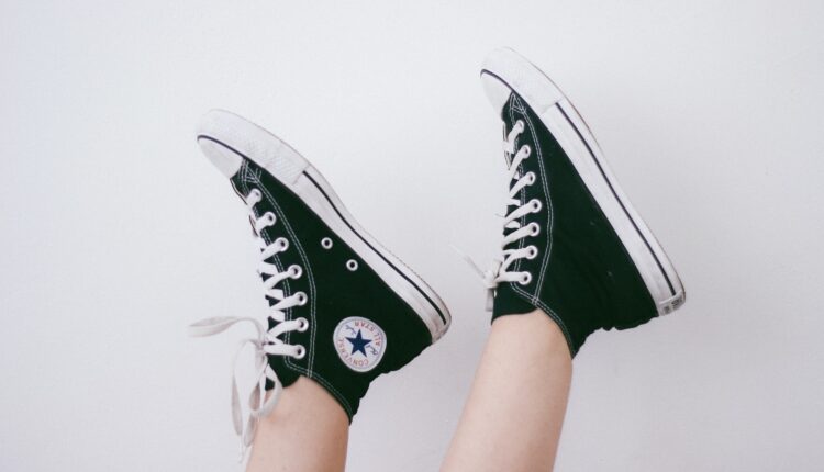 Sapatos apertados ficarão mais confortáveis se você fizer isso